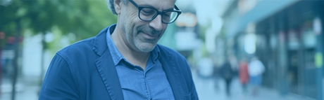 Mann liest auf seinem Smartphone OM-plus