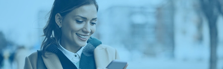 Frau liest auf ihrem Smartphone OM-premium